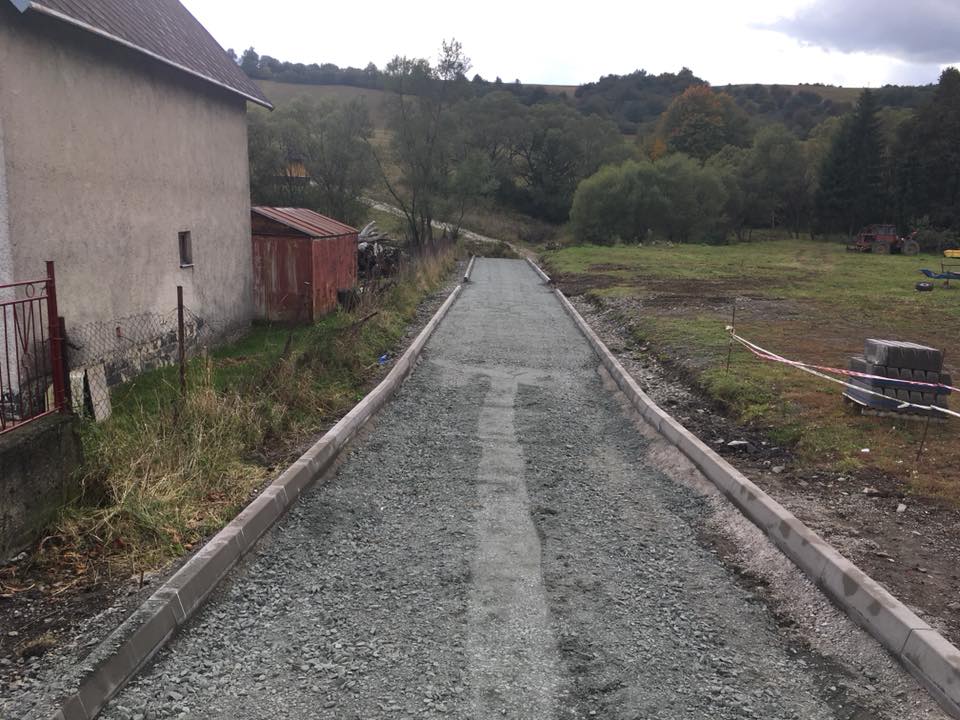 Obec Varadka zemné prace na prístupovej ceste