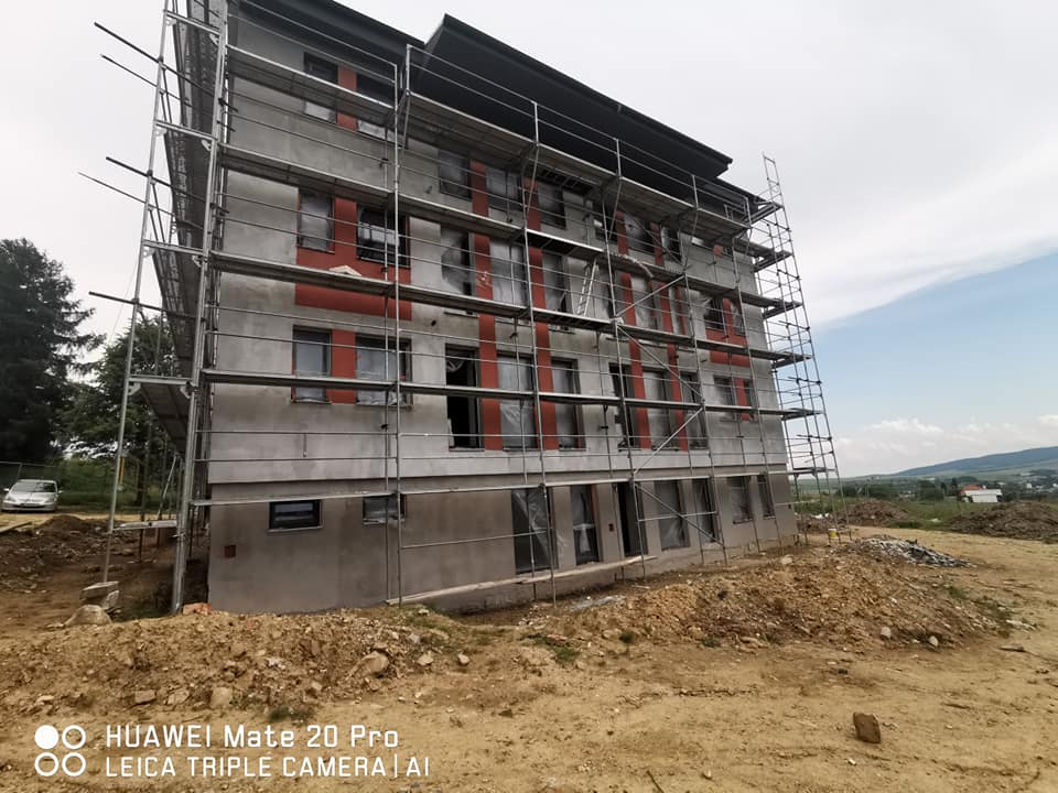 Práce na výstavbe bytového domu v obci Vaniškovce